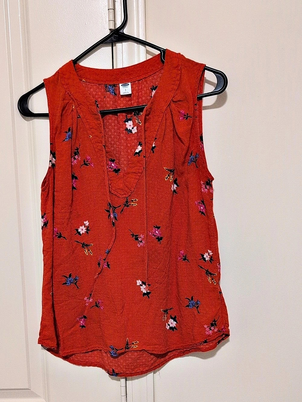 Old Navy Floral Sleeveless Blouse in Scarlet Size Small
